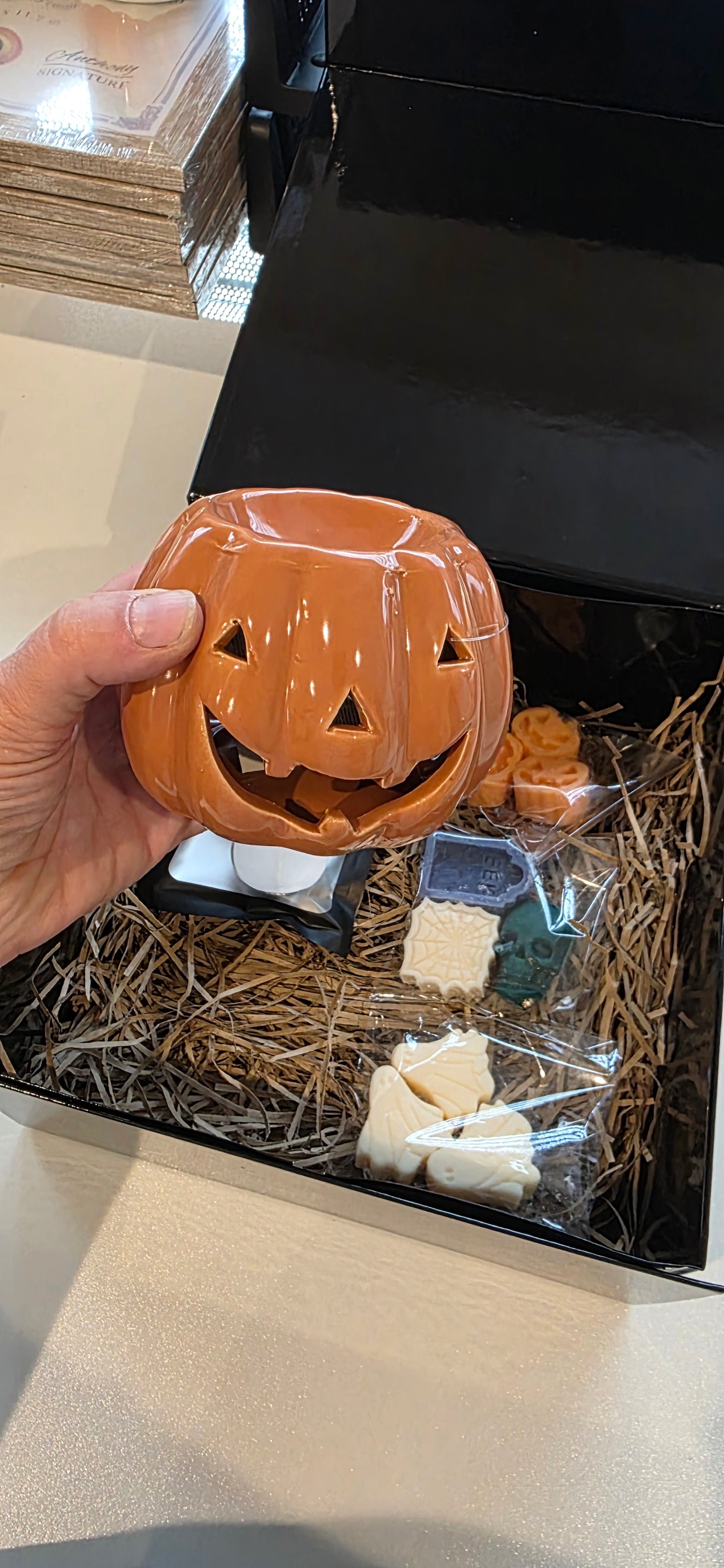 Spooky Autumn Wax Melt Gift Box โ Pumpkin Burner & Seasonal Scents